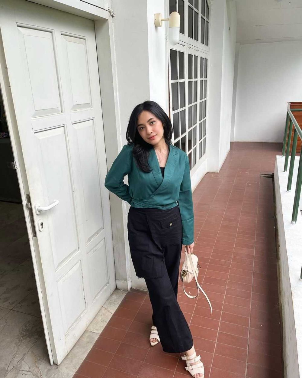 9 Ide OOTD Hangout Santai ala Selebgram Maura Shafa, Beragam Gaya!