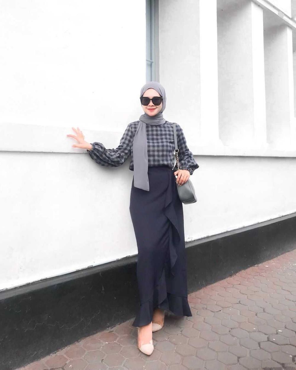 11 Inspirasi Padu Padan Outfit Rok ala Reni Marlina, Super Catchy!