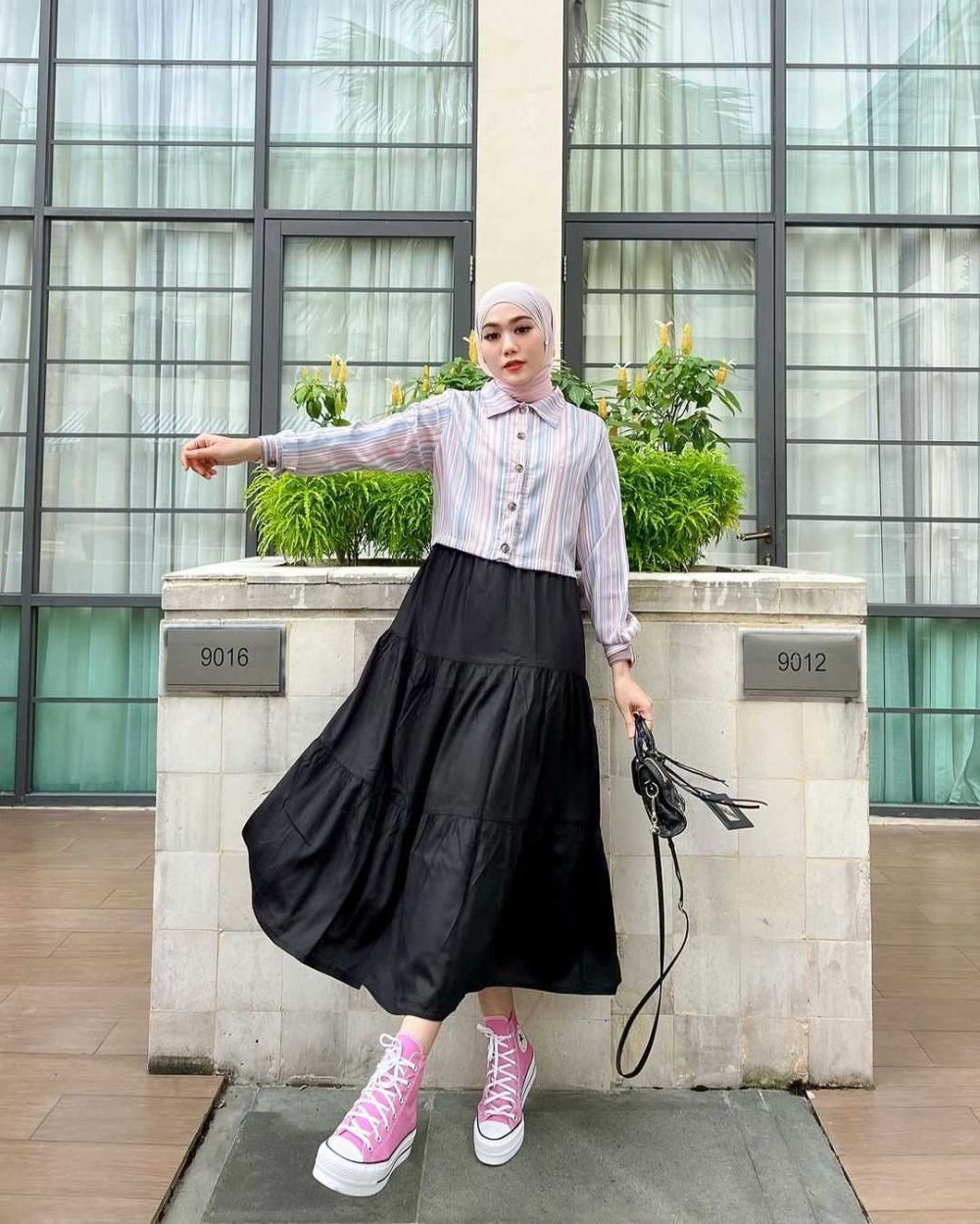10 Inspirasi Hijab Style dengan Outfit Motif Stripe ala Yolla Anggita
