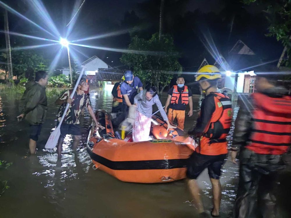 Hujan Lebat di Kulon Progo, Lansia dan Balita Terjebak Banjir di Rumah