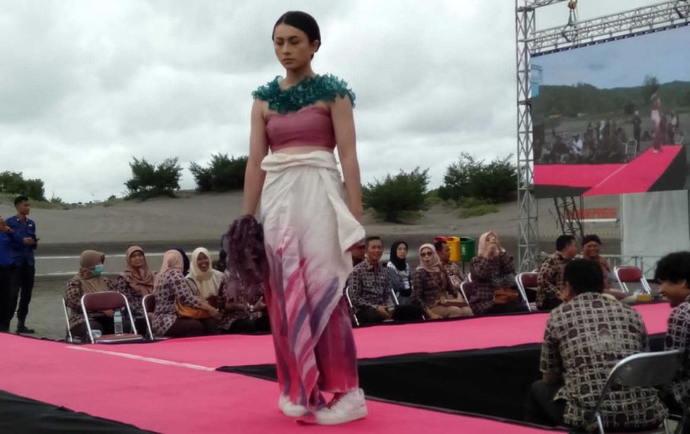 10 Desainer Bantul Gelar Fashion Week di Gumuk Pasir Parangkusumo