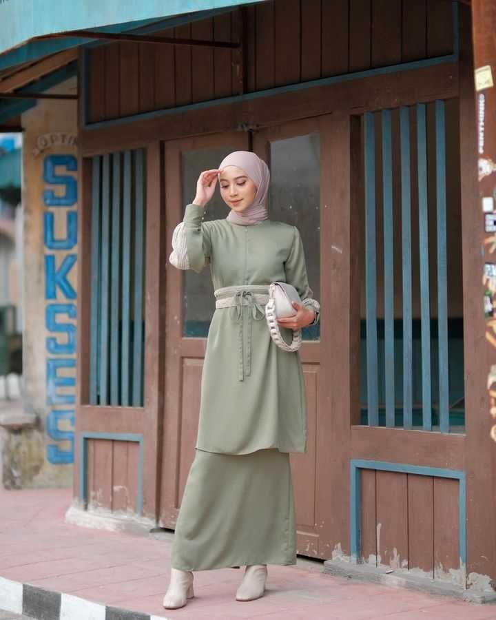 10 Ide Hijab Outfit Kondangan ala Cindy Julia, Anggun dan Manis!