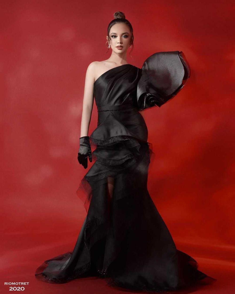 12 Outfit Lyodra dengan Sleeveless Dress Glamor, The Real Dewi