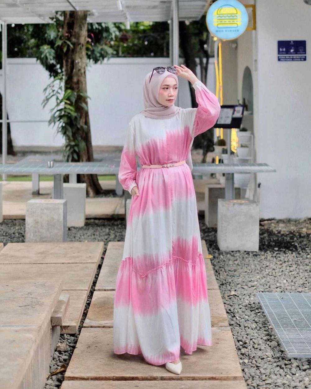 10 Ide Outfit Hijab dengan Nuansa Pink ala Selebgram Uwie Mariska
