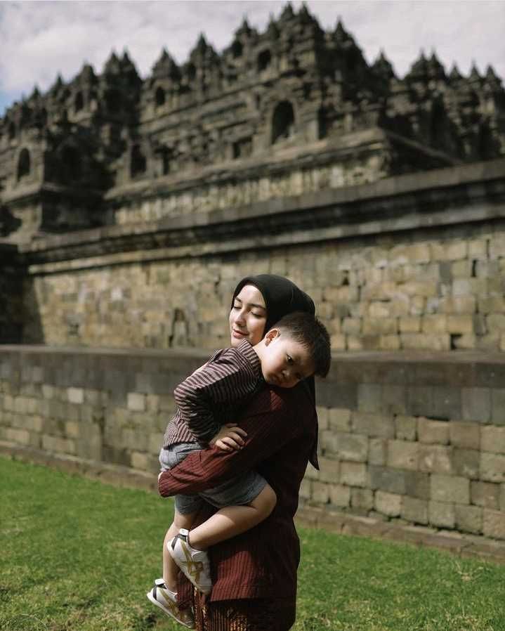 8 Potret Keluarga Citra-Rezky di Candi Borobudur, Keluarga Bahagia