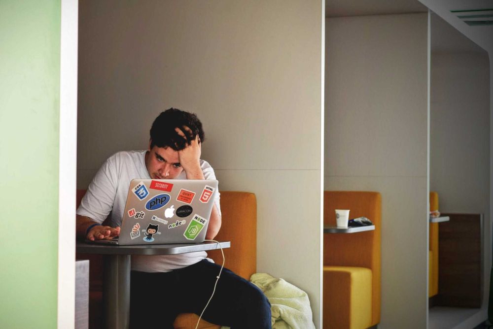 5 Tips Mengatasi Kesepian di Tempat Kerja, Cari Teman!