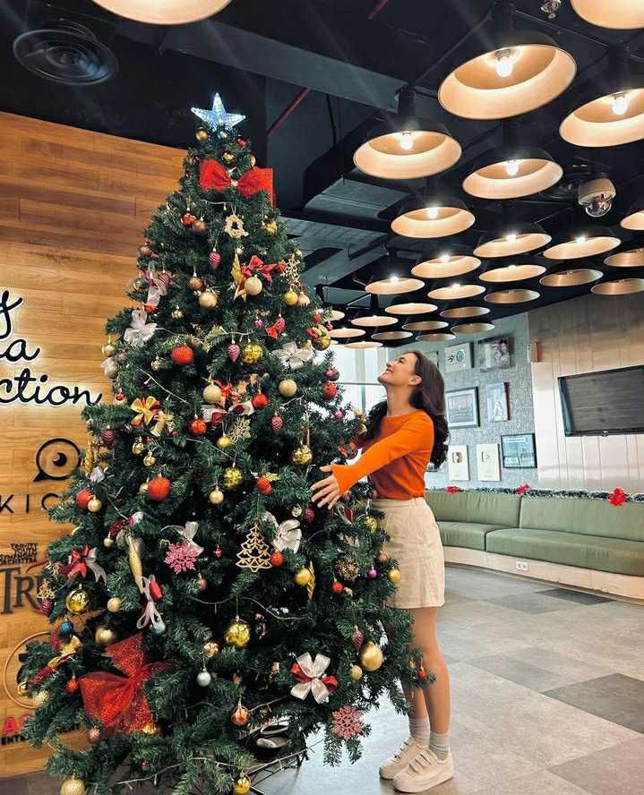 10 Fashion Artis Sambut Natal dan Tahun 2022, Gisella Paling Glamor!