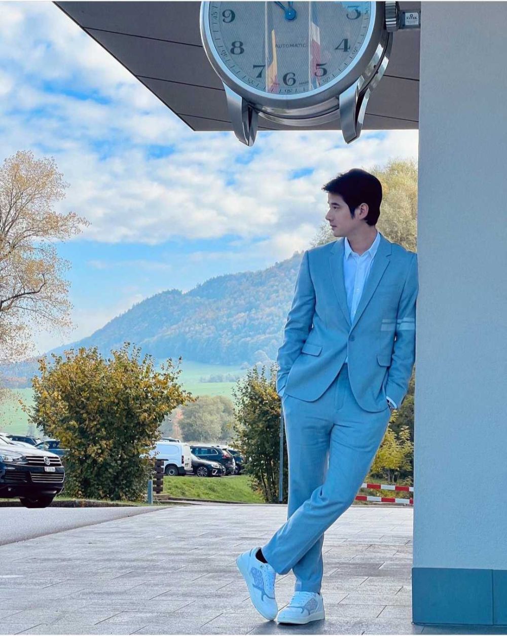 10 Inspirasi OOTD ala Mario Maurer yang Berani dengan Warna