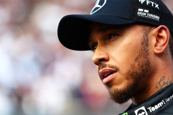 Lewis Hamilton Merasa seperti Ada Hantu di Mobil Mercedes W13