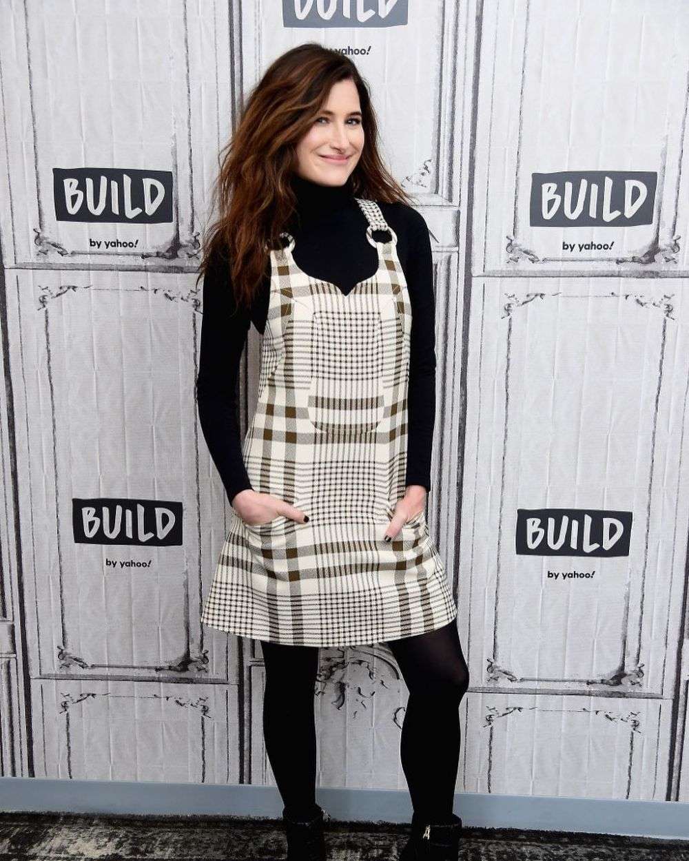 9 Potret Kathryn Hahn, Pemeran Claire Di Sekuel Knives Out