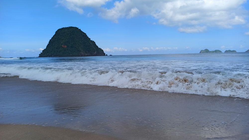 Remaja Banyuwangi Tewas Digulung Ombak Pantai Pulau Merah