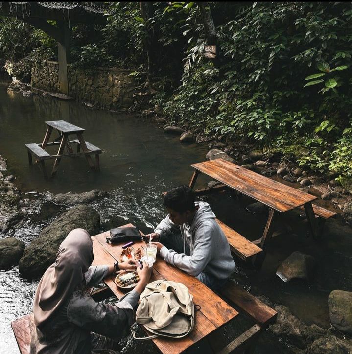 6 Kafe yang Sajikan Sensasi Ngopi di Atas Aliran Sungai