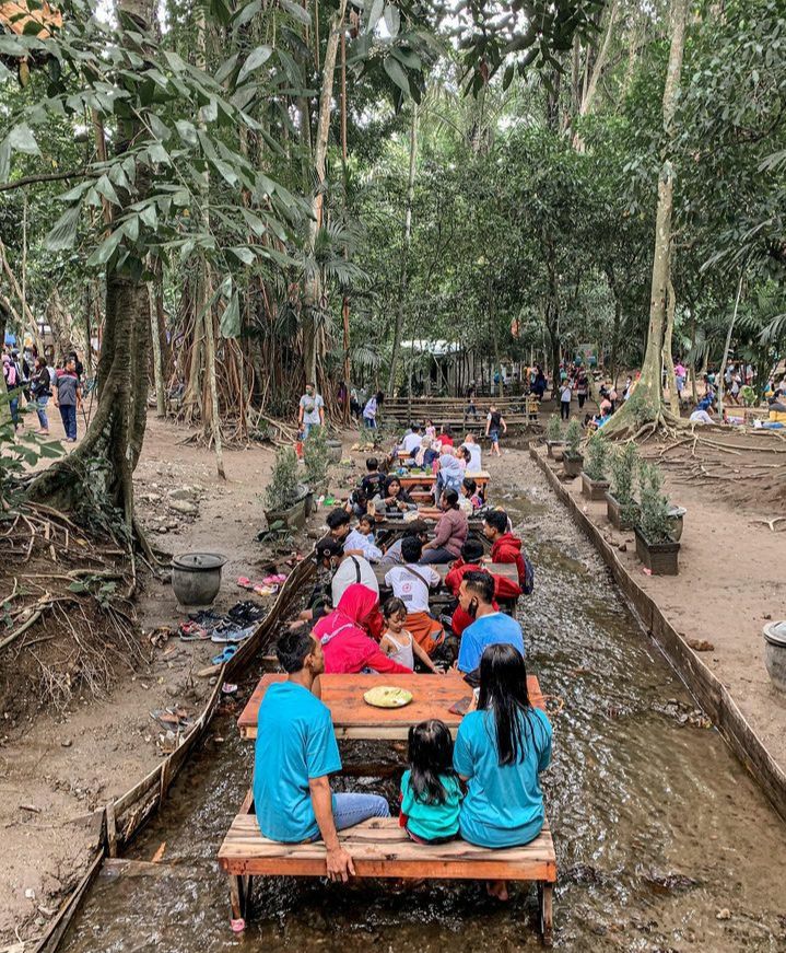 6 Kafe yang Sajikan Sensasi Ngopi di Atas Aliran Sungai