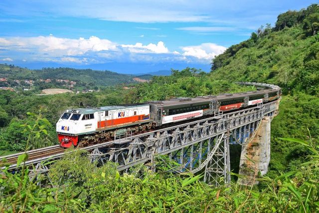 7 Jalur Kereta Api dengan View Paling Epik di Indonesia