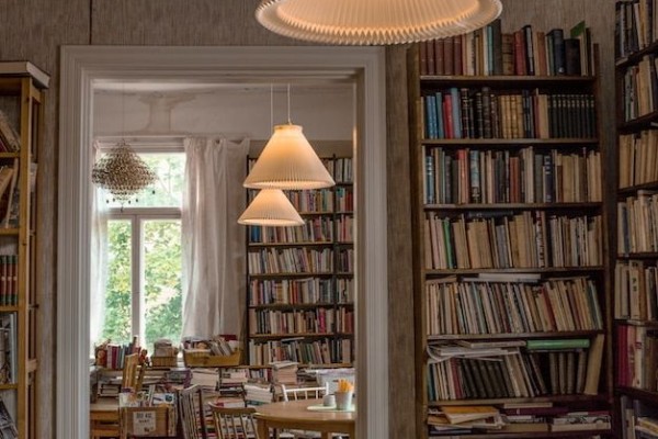 6 Kafe Buku di Surabaya, Ngopi Asyik Sambil Baca Buku