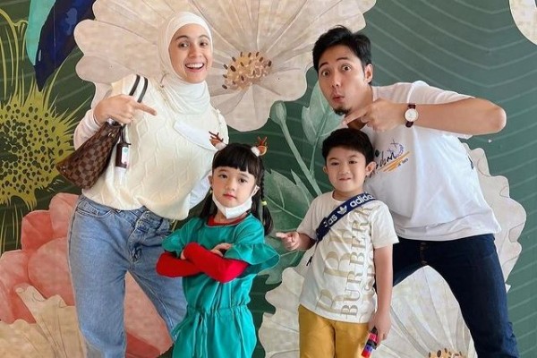 10 Potret Artis Hadiri Event Anak di Sekolah, Seru Abis!