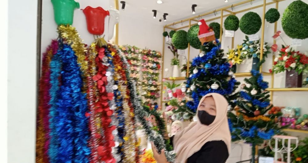 Semarak Natal di Tuban, Toko Pernak-pernik Dibanjiri Pembeli