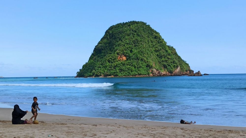 Ombak Tinggi, Wisatawan Banyuwangi Diminta Tak Mandi di Laut