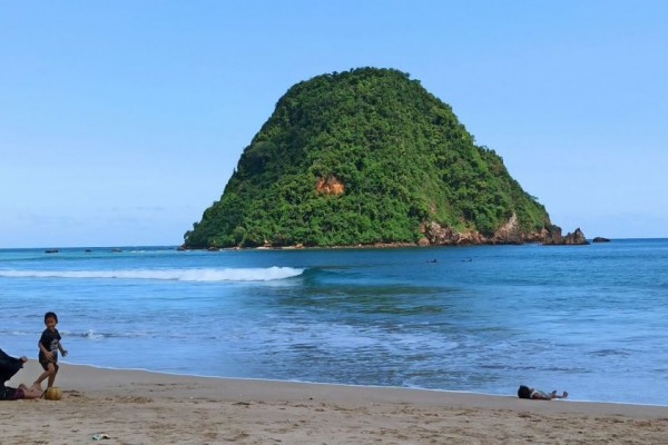 Remaja Banyuwangi Tewas Digulung Ombak Pantai Pulau Merah