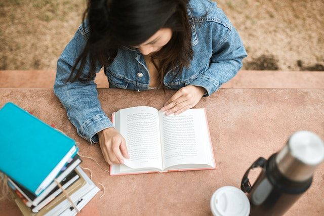 5 Alasan Seseorang Suka Membaca Buku saat Waktu Luang