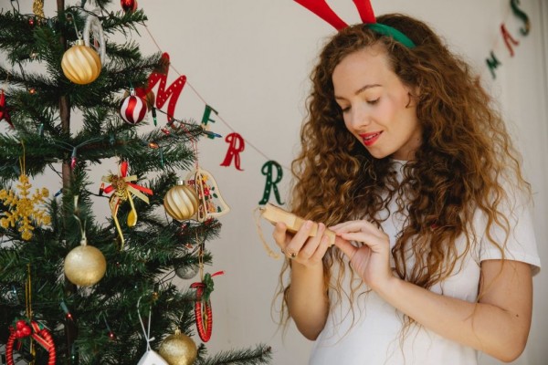 10 Ide DIY Dekorasi Natal dari Benang yang Bisa Kamu Tiru