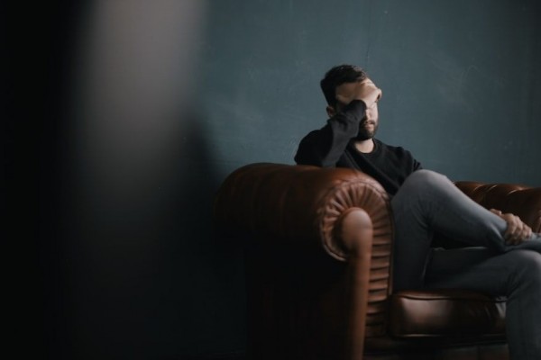 5 Tips Berhenti Salahkan Diri Sendiri dalam Hubungan, Hindari!