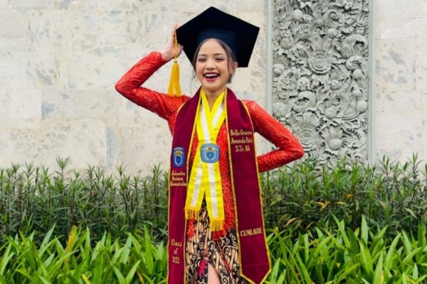 9 Momen Wisuda Bella Graceva yang Raih Predikat Cum Laude, Inspiratif!