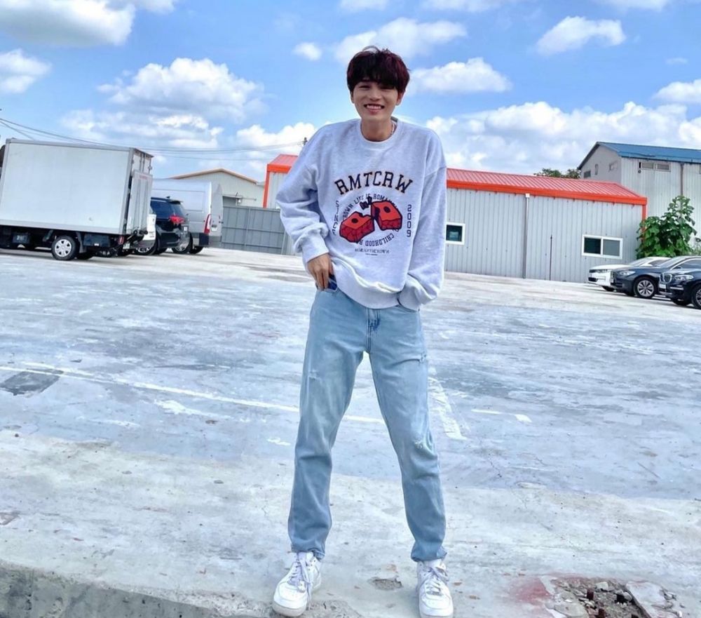 9 Inspirasi Daily Outfit ala Taeil NCT 127, Cocok untuk Si Soft Boy