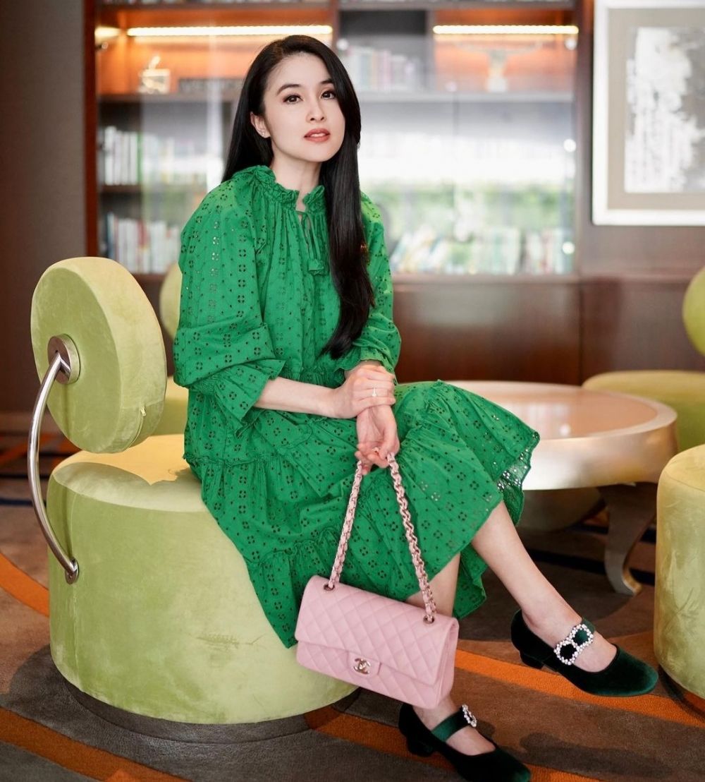 9 Inspirasi Outfit dengan Dress Untuk Natalan Sandra Dewi, Ceria!