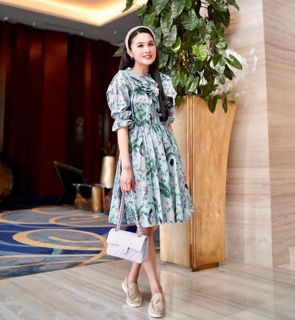 9 Inspirasi Outfit dengan Dress Untuk Natalan Sandra Dewi, Ceria!