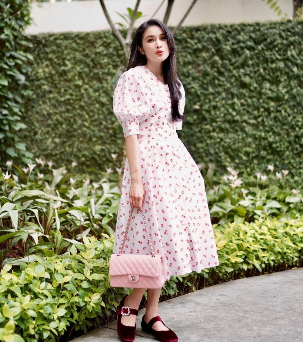 9 Inspirasi Outfit dengan Dress Untuk Natalan Sandra Dewi, Ceria!