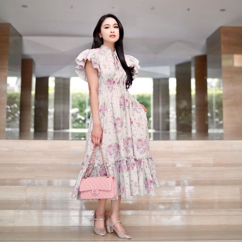 9 Inspirasi Outfit dengan Dress Untuk Natalan Sandra Dewi, Ceria!