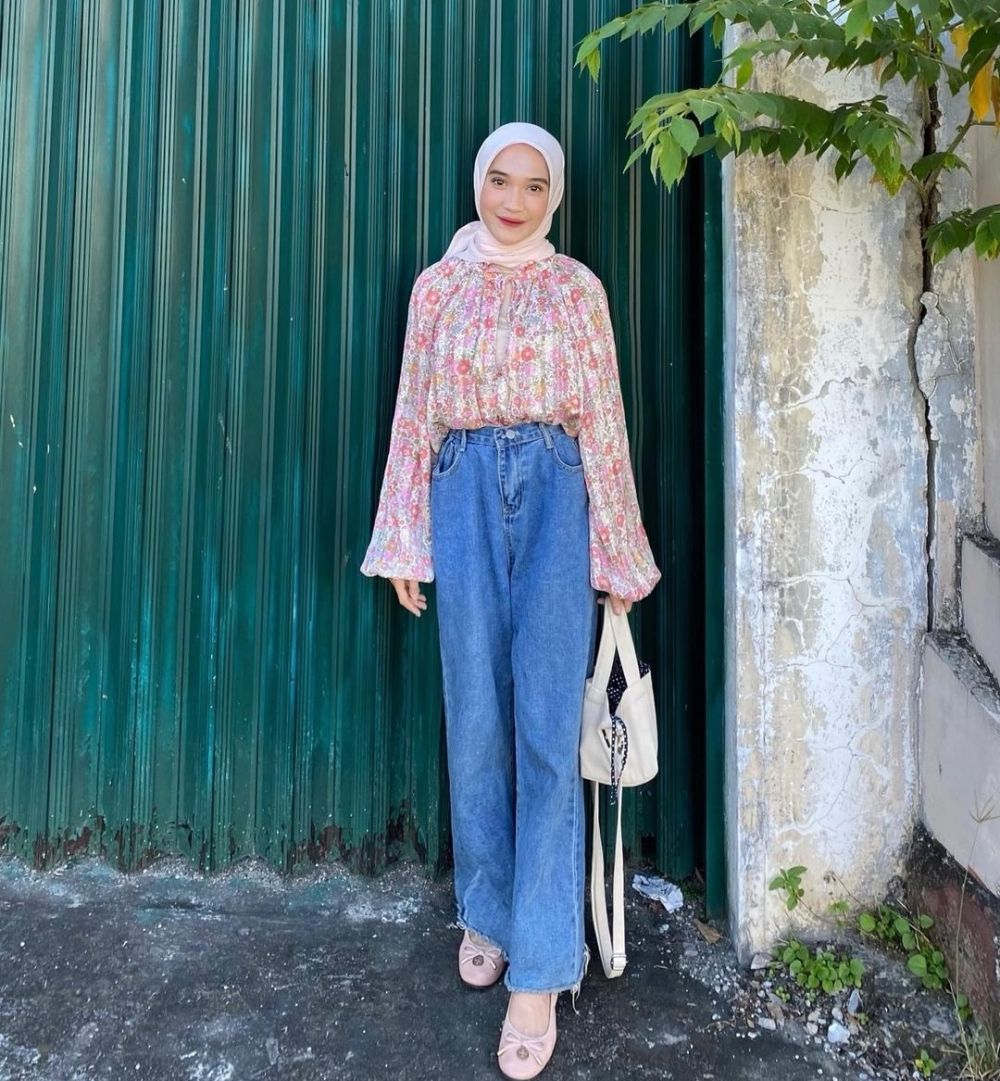10 Padu Padan Celana Jeans Daily Outfit ala Cut Indah Sundari