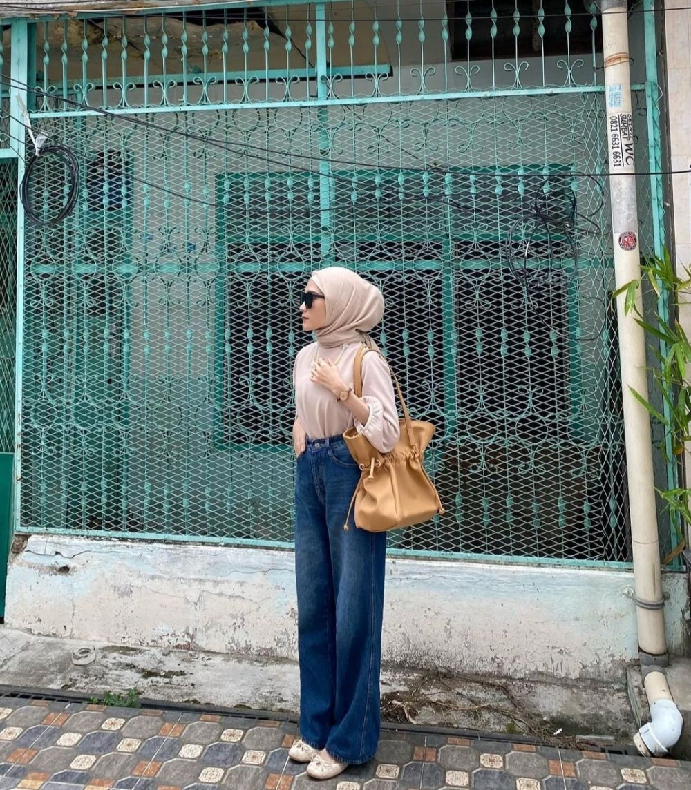 10 Padu Padan Celana Jeans Daily Outfit ala Cut Indah Sundari