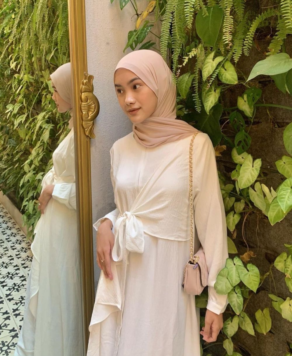 10 Ide Outfit Dress ala Putri Zarkasya, Anggun hingga Casual!