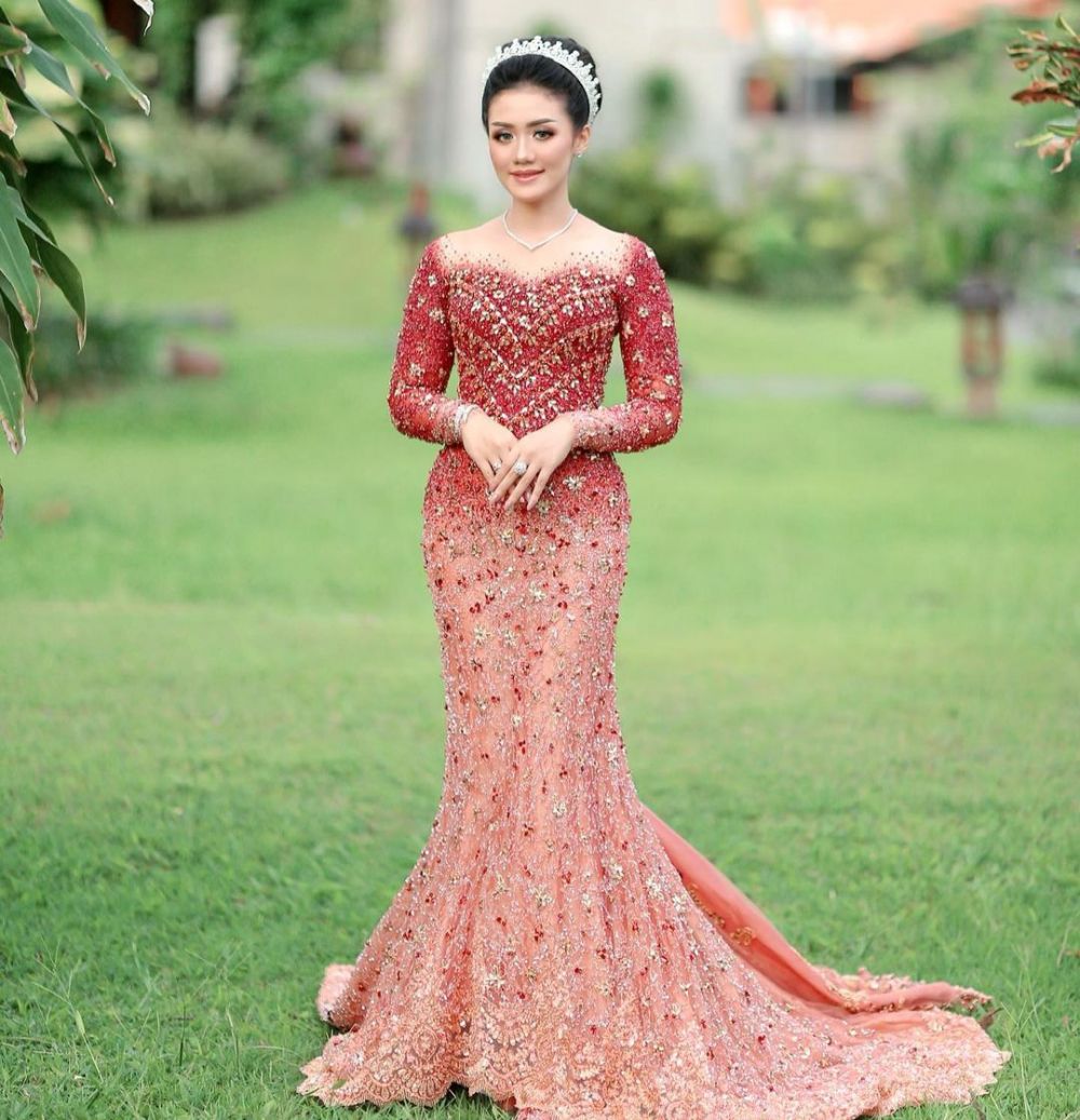 10 Referensi Wedding Dress Karya Asky Febrianti, Bikin Tampil Memukau!