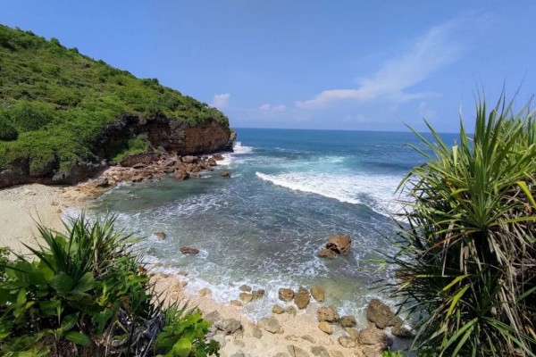 Pantai Ngedan Gunungkidul: Informasi Rute, Lokasi, dan Tips