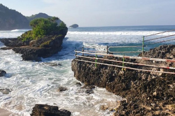 Pantai Watu Bolong Gunungkidul: Informasi Rute, Lokasi, dan Tips!
