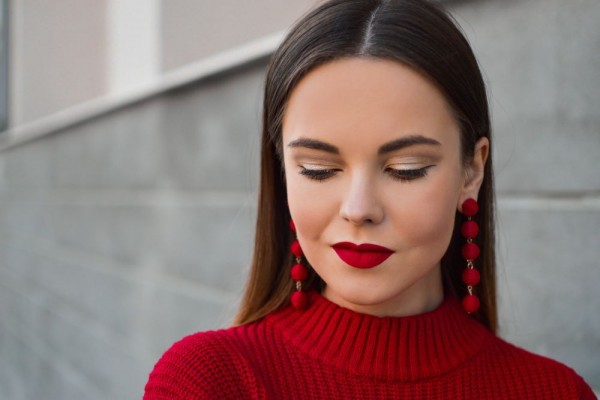 5 Tips Makeup Pemilik Bibir Tebal, Ciptakan Ilusi!