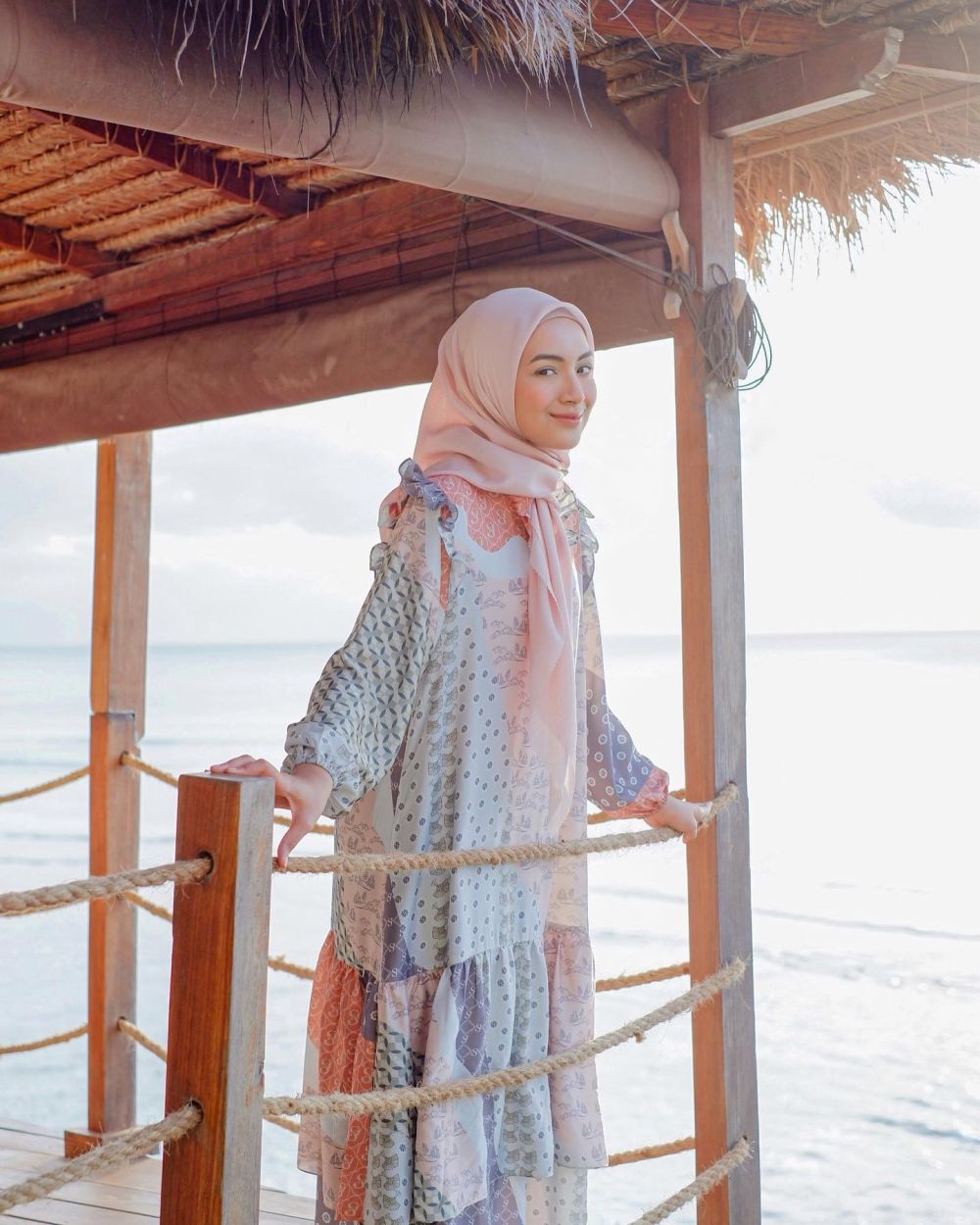 13 Padu Padan Outfit Hijab ala Bella Attamimi, Cheerful!