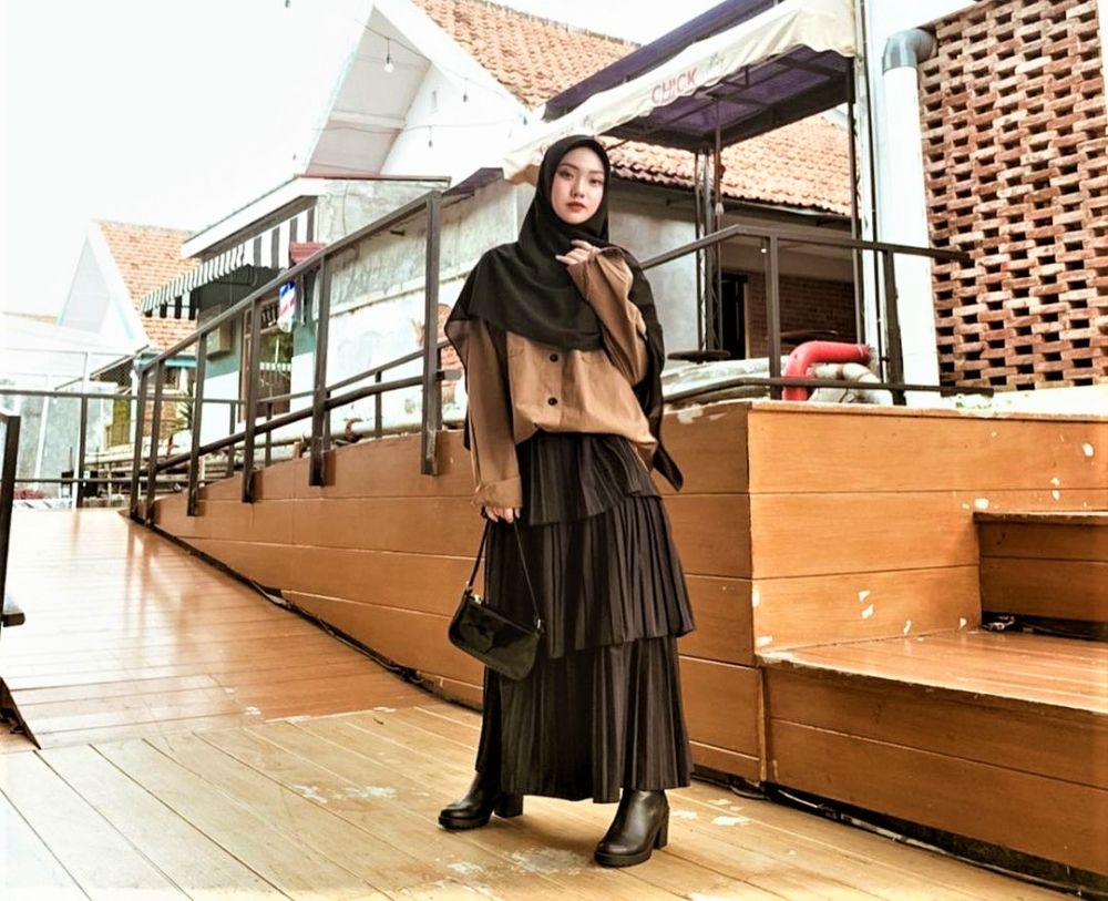 9 Ide Outfit Hijab Nuansa Hitam ala Julia Prastini, Simpel dan Modis 