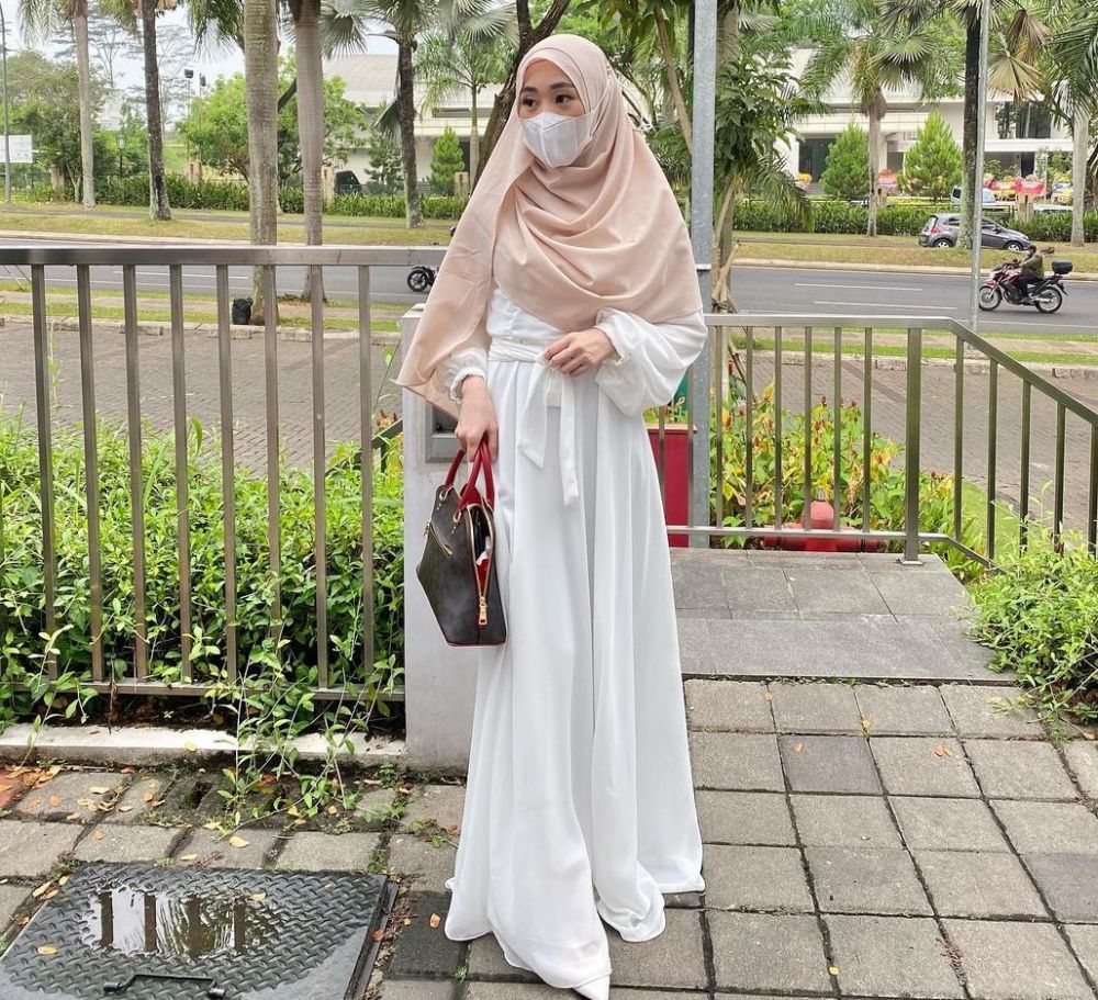 9 Inspirasi Outfit Busana Syari Nuansa Putih Ala Larissa Chou 