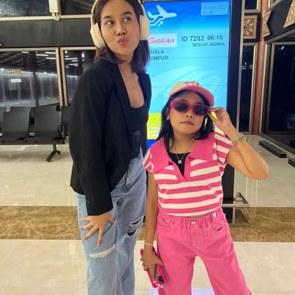 9 Gaya OOTD Traveling ke Luar Negeri ala Mayang Adik Vanessa Angel 