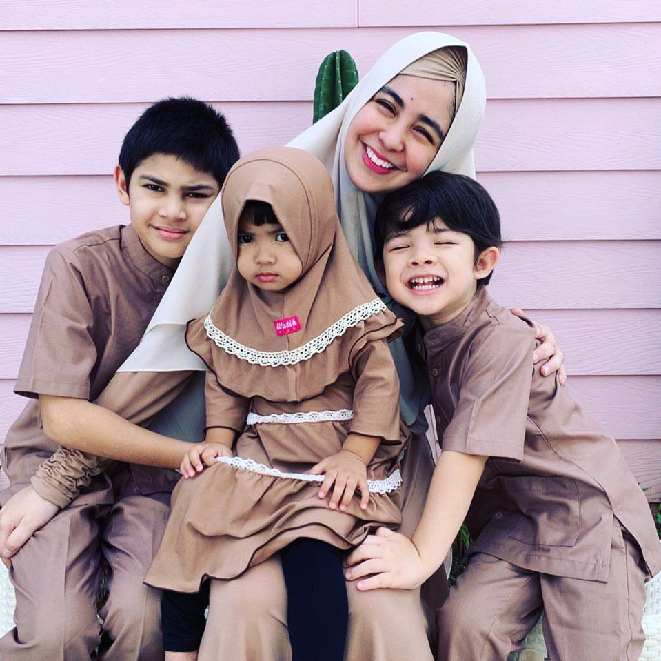 9 Potret Seleb Berhijab Berstatus Single Mom, Bahagia Bersama Anak!