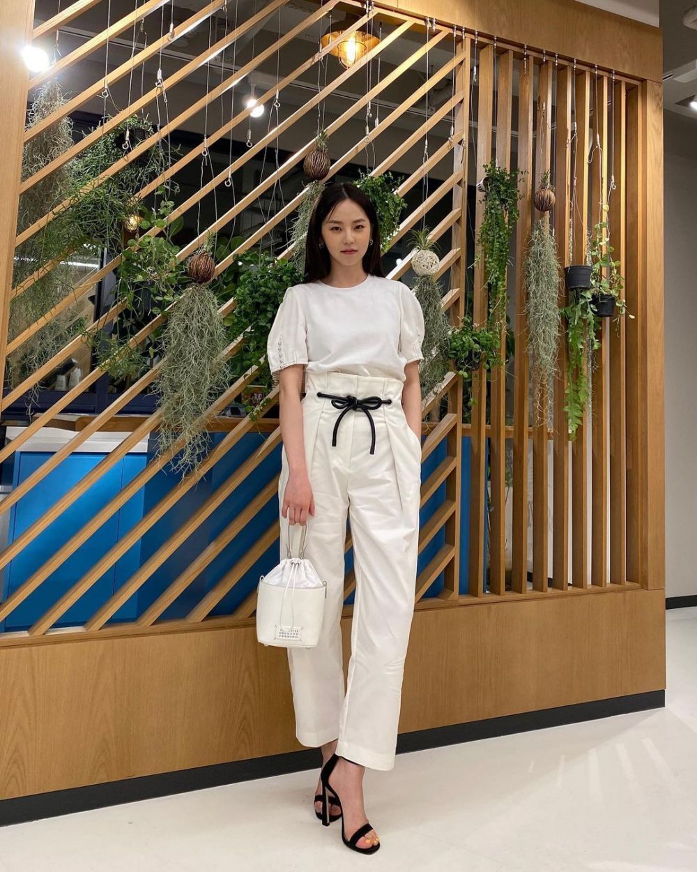 12 Ide Outfit Buat Hangout ala Ahn So Hee, Super Stylish dan Comfy