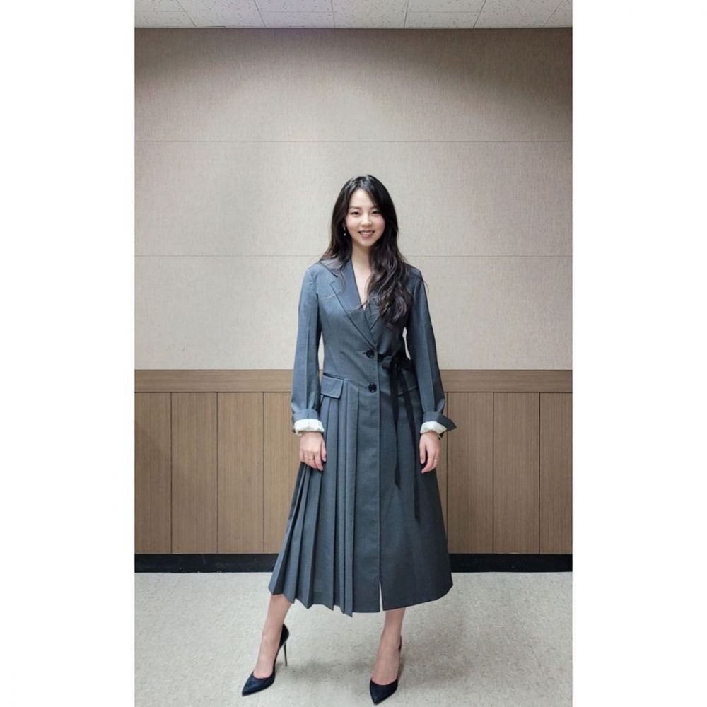9 Inspirasi Outfit ke Kantor ala Ahn So Hee, Feminin hingga Elegan