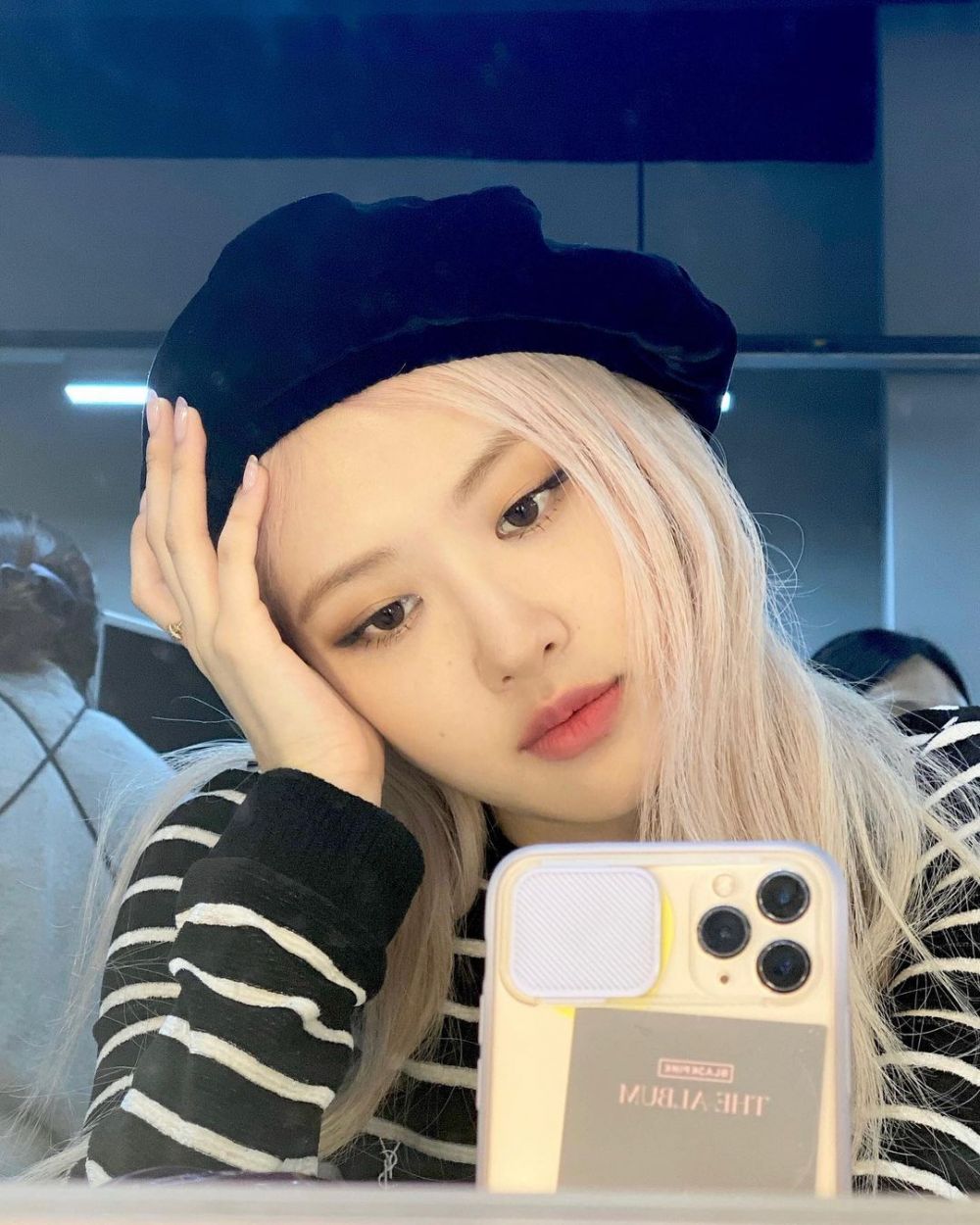 10 Ide Pose Mirror Selfie Kece ala Rose Blackpink, Gampang Ditiru!