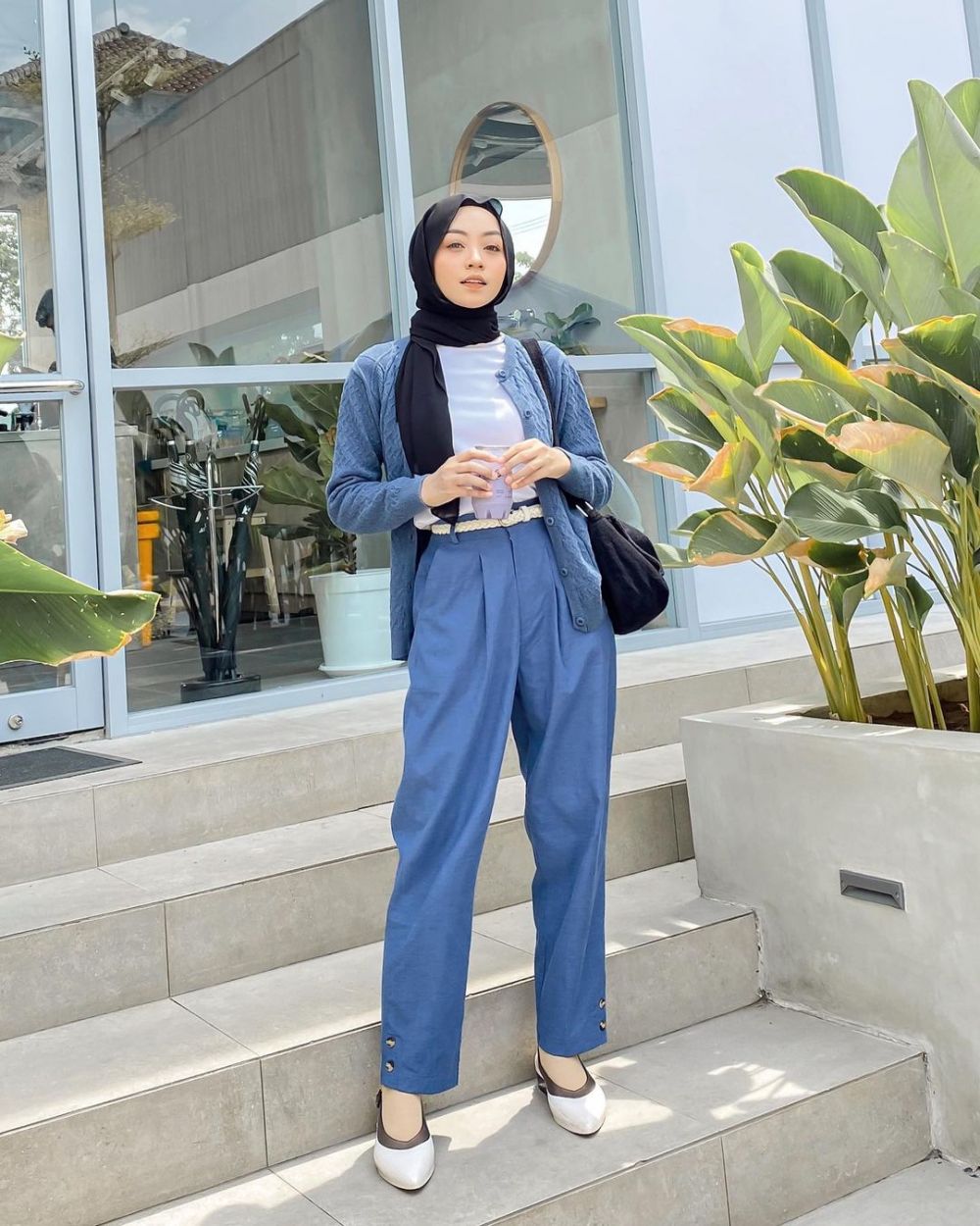 10 Ide OOTD Nuansa Biru ala Meirani Amalia, Eye Catching Banget!