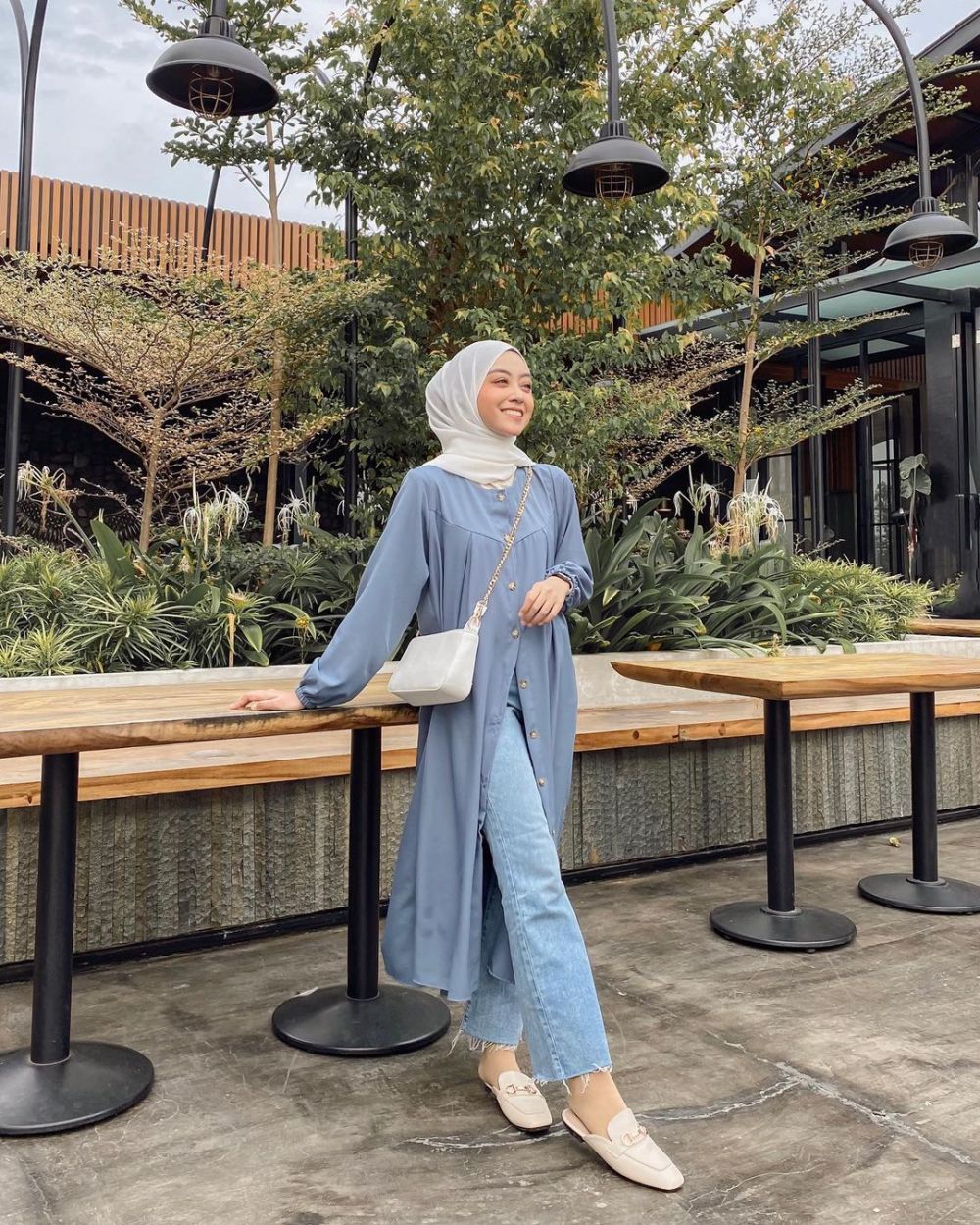 10 Ide OOTD Nuansa Biru ala Meirani Amalia, Eye Catching Banget!