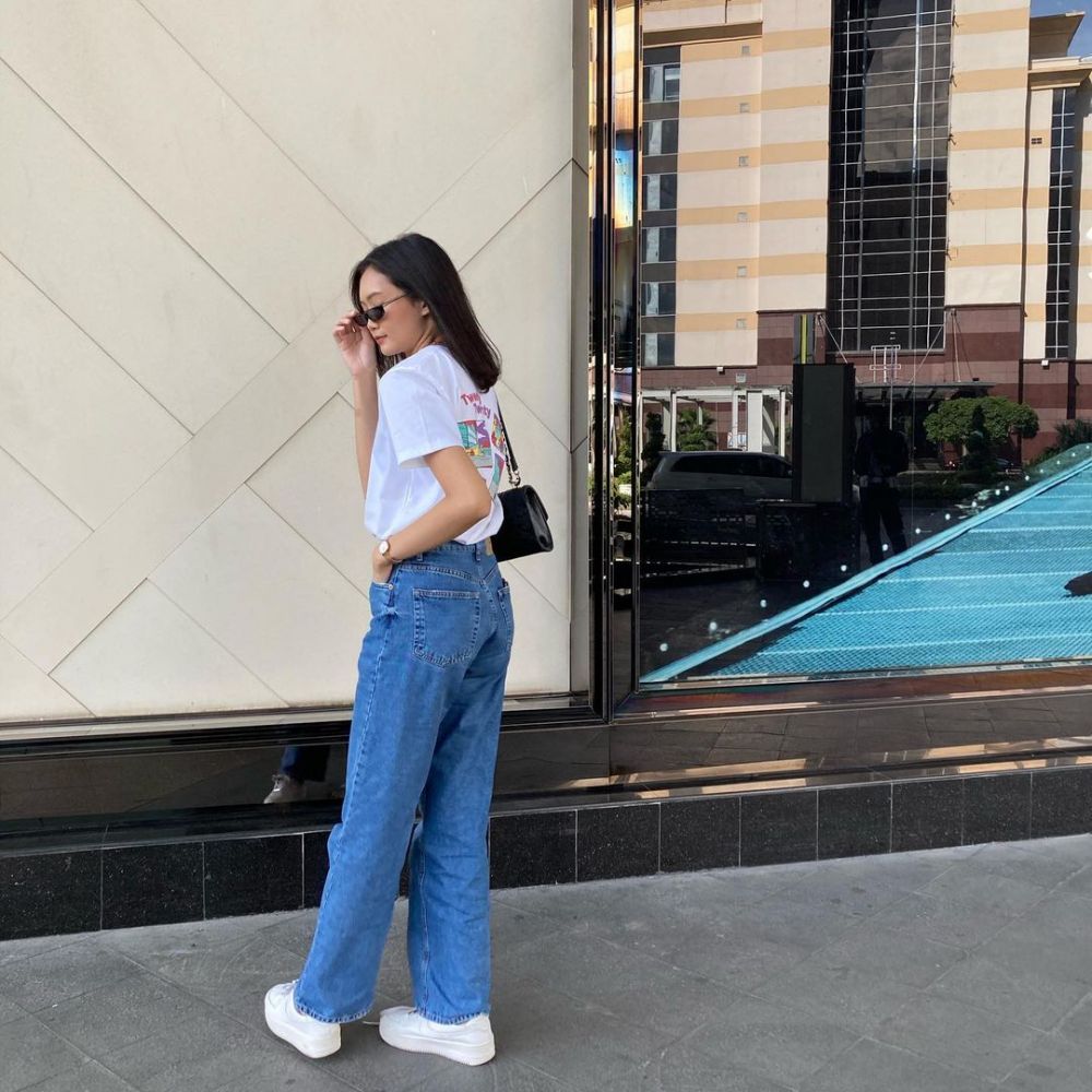 10 Ide Padu Padan Celana Jeans buat Hangout ala Fey Zee INTM 